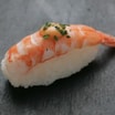 N10. Reje m. Chilimayo, tobiko og forårsløg Nigiri (2 stk.)